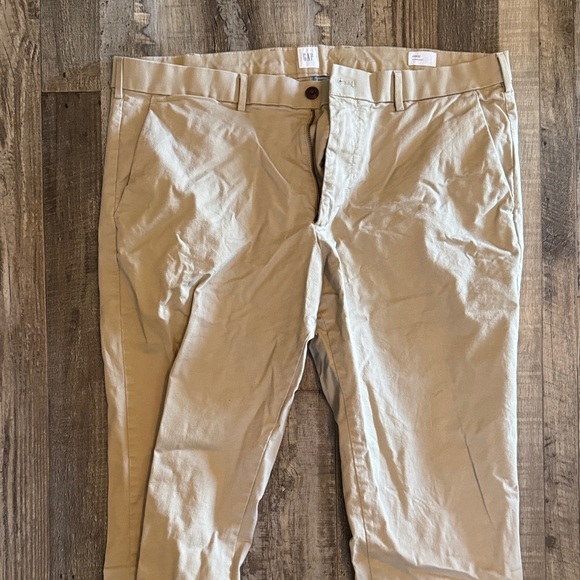 GAP Men's Khaki Chinos - Picture 2 of 5
